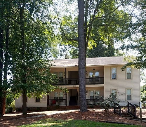 Building exterior of Hunter's Ridge Apartments in Fayetteville, NC