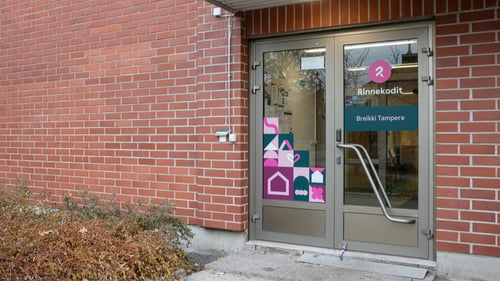 Sisäänkäynti Breikkiin lasiovien kautta.