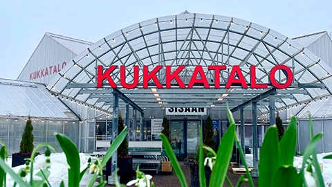 Pirilän Kukkatalo Helsingin myymälän sisäänkäynti ulkoapäin Torpparinmäessä