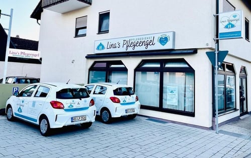 Pflegestützpunkt Vorderansicht mit Wagen