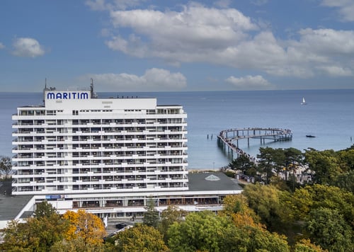 Außenansicht Maritim Seehotel Timmendorfer Strand mit neu errichtetet Seebrücke und Sicht auf die Ostsee.
