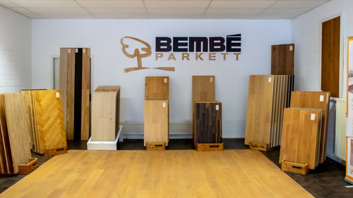 bembe parkett ausstellung regensburg mit logo und massivparkett mustern