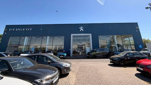 Evans Halshaw Peugeot exterior forecourt