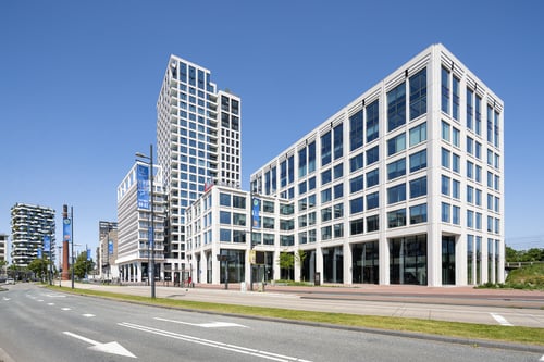 Modern kantoor gelegen aan een binnenstedelijke weg.