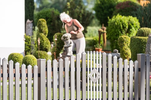 Zaunteam Arrgau ist der Zaunbauer Nummer 1 in der Schweiz, spezialisiert um einen 5-Sterne-Service rund um den Zaun anzubieten. Im Bild: Ein Aluzaun der sich perfekt für den Garten eignet.