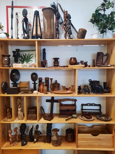 Plus de 650 m2 de Brocante, vous y trouverez tout, de la friperie à l'électroménager en passant par le mobilier