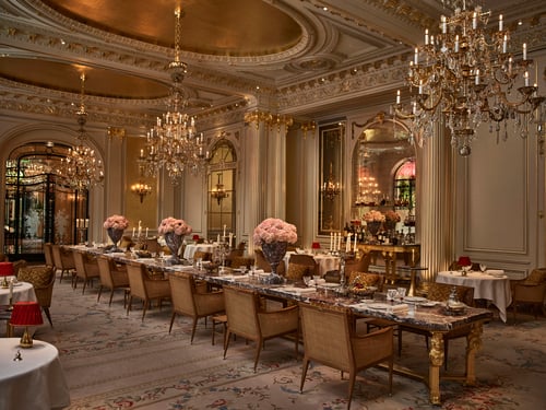 Vue générale du restaurant Jean Imbert au Plaza Athénée, longue table en marbre, lustre au plafond. 
Overall view of Restaurant Jean Imbert au Plaza Athénée, long marble table and chandeliers.