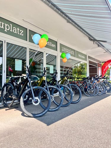 Frisch eröffnet: Der neue Veloladen der Stiftung Märtplatz in Embrach – mit grosser Auswahl und guter Laune.