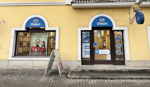 Ofotért üzlet homlokzata Jászberényben, a Lehel vezér tér 13. számnál.