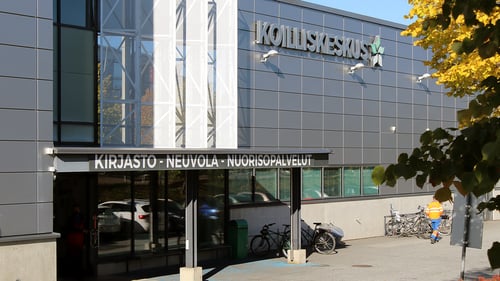 Koilliskeskuksen kirjasto ulkoapäin, etualalla näkyy kirjaston sisäänkäynti.
