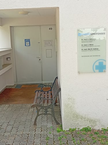 Äusserer Eingangsbereich der Kardiologiepraxis Greifensee