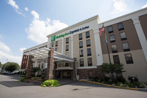 Best hotel to stay few minutes away from downtown Nashville.