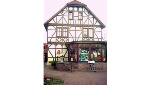 Aussenansicht der Arnika-Apotheke