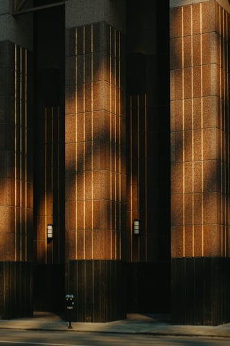 Colonnes_traversees_de_lumiere_doree