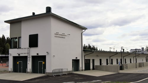Kaupin urheilupuiston huoltorakennus.