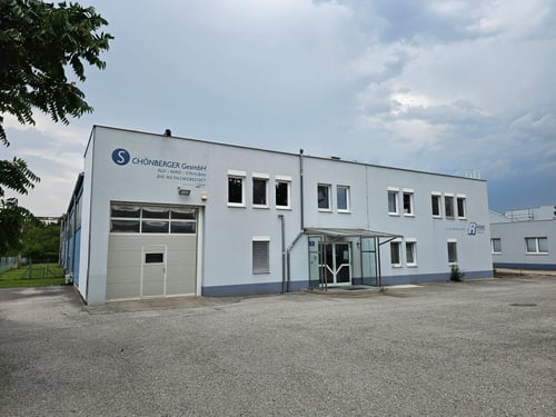 Außenansicht Büro und Betriebsstätte Rohrer Group - Alu-Niro-Stahlbau