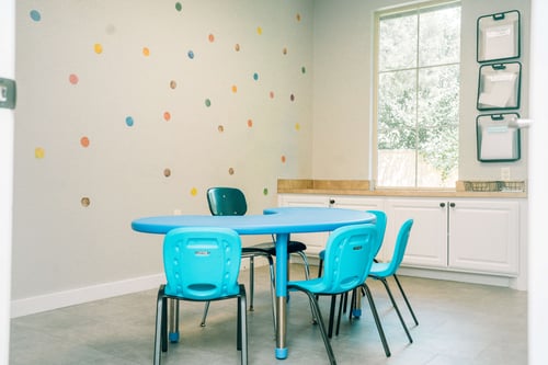 Child therapy classroom with rock wall decor.