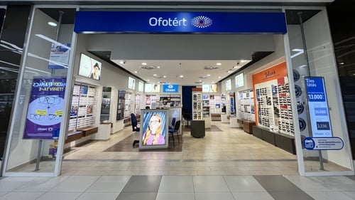 Ofotért üzlet bejárata Budapesten, a KÖKI Bevásárlóközpontban, nyitott és jól megvilágított belső térrel.