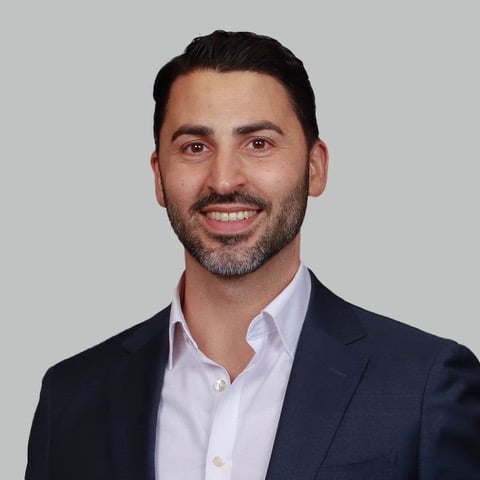 Headshot of Eli Aronov, a wealth advisor at Chase