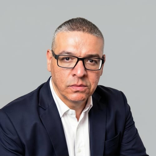 Headshot of Raymond Riveras, a wealth advisor at Chase