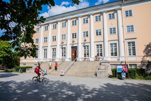Kulttuuritalo Laikku kesäisessä auringonpaisteessa.