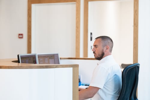 Notre équipe d'accueil de la clinique dentaire Ardentis Lausanne Flon accompagne chaque patient avec professionnalisme dès son arrivée.