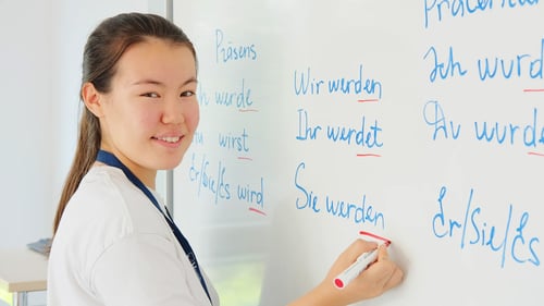 Schülerin an der Tafel
