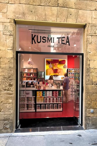 Votre boutique Kusmi Tea Aix En Provence propose une large gamme de thés et infusions bio Made in France ainsi que des coffrets cadeaux et accessoires à thé.