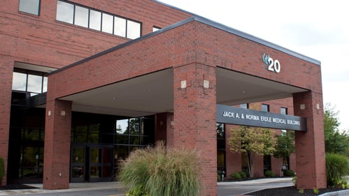 Exterior image of Rochester Regional Health Linden Oaks Medical Campus which houses the Lipson Cancer Institute at 20 Hagen Dr.