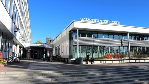 Sampolan kirjasto ulkoapäin.
