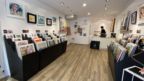 Carré d’artistes est un réseau de plus de 30 galeries d’art en France et à l’international ainsi qu’une galerie en ligne. Venez admirer les œuvres de nos artistes dans la galerie la plus proche de chez vous. Située à deux pas de la place Richelme, en plein cœur du centre historique d’Aix-en-Provence, notre équipe vous accueille pour vous faire découvrir des artistes de talent à travers une sélection d’oeuvres d’art uniques.