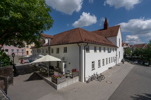 Das Foto zeigt das Gebäude des Café und Bistro zum Kapuziner in Rottweil.