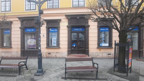 Ofotért üzlet homlokzata Győrben, a Baross Gábor úton, világos homlokzattal és utcafronti kirakattal.