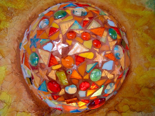 'La biodiversità - pace' © 2015 Atelier Angela Rei, Svizzera - dettaglio semisfera mosaico con luce elettrica