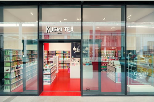 Votre boutique Kusmi Tea Docks Brussel propose une large gamme de thés et infusions bio Made in France ainsi que des coffrets cadeaux et accessoires à thé.