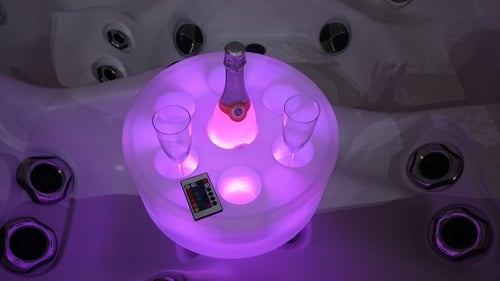Getränke, Musik und Licht im Pool