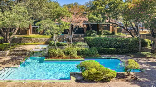 Swimming pool at Sunset Canyon apartments in San Antonio, TX