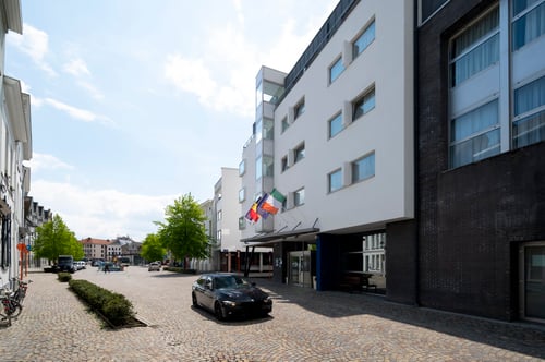 Easily accessible by car and public transport