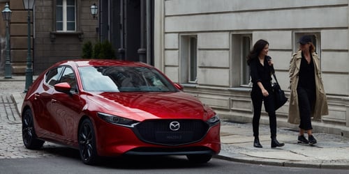 Mazda Wohlgenannt - roter Mazda in Großstadt