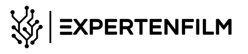 Auf einem schwarzen Hintergrund befindet sich ein weißes Logo. Links sieht man ein Symbol, das wie eine Mischung aus einem Baum und einer Computer-Leiterplatte aussieht: Eine zentrale Linie verzweigt sich nach oben und zu den Seiten in mehrere dünne Äste. Am Ende jedes Astes sitzt ein kleiner runder Punkt, ähnlich wie Kontaktpunkte auf einer Platine.

Rechts daneben steht eine dünne vertikale Linie als Trennung. Danach folgt in großen, klaren weißen Großbuchstaben der Schriftzug EXPERTENFILM. Die Schrift ist modern, dick und gut lesbar. Insgesamt wirkt das Logo technisch, digital und minimalistisch.