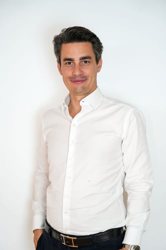Dimitri Courvoisier — Fondateur | Professionnel de l'immobilier en Suisse romande. Une vision terrain, appliquée au stockage.