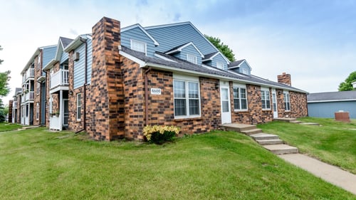 Creekstone Falls building with patio, Sioux Falls, SD