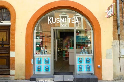 Votre boutique Kusmi Tea Toulouse propose une large gamme de thés et infusions bio Made in France ainsi que des coffrets cadeaux et accessoires à thé.