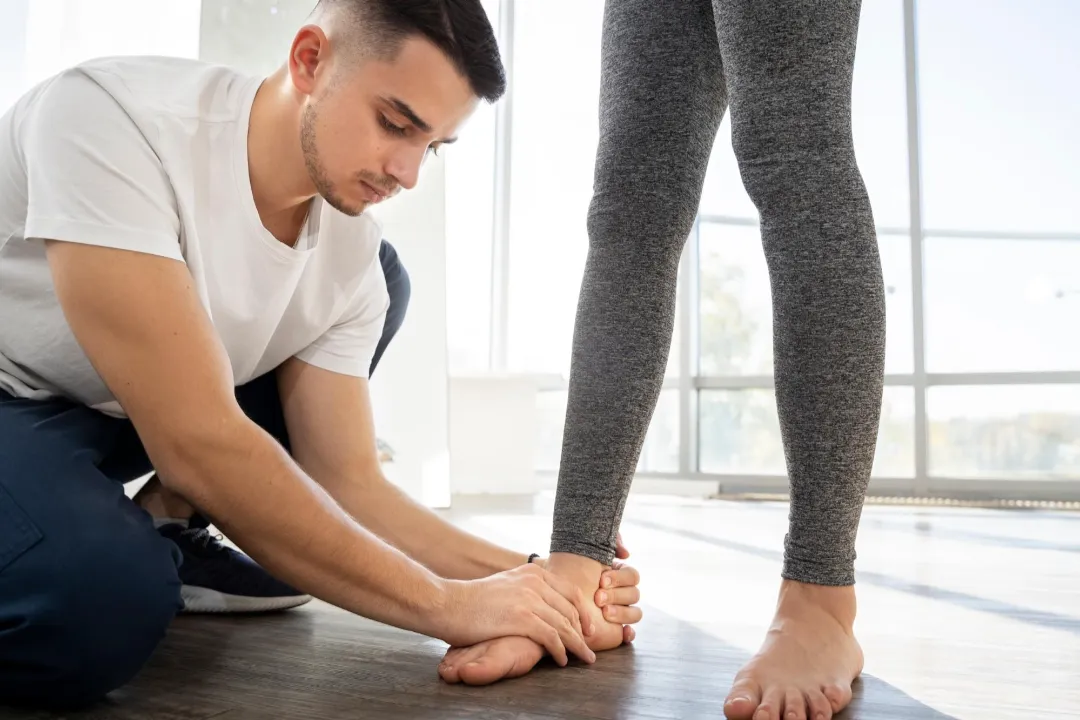 man examining the foot of a woman to help with arch pain