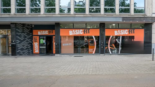 Basic-Fit Brussels Madou 24/7 - front club outside