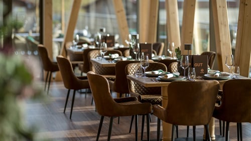 Hofgut-Restaurant mit Blick auf den Innenbereich des Restaurants.