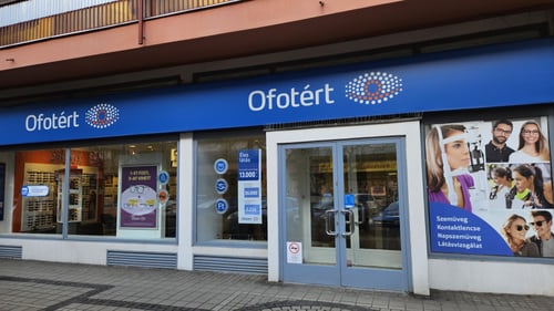 Ofotért üzlet bejárata Budapesten, a Kossuth Lajos utcán, kék felirattal és üvegportálos kirakattal.