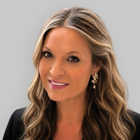 Headshot of Megan Ries, a wealth advisor at Chase