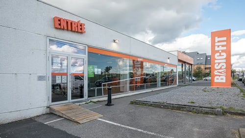 Basic-Fit Florennes Rue de Mettet 24/7 - front club outside