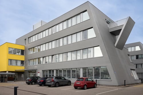 Ansicht des Gebäudes, in dem sich der Bankomat befindet, mit der Fassade und dem Eingang des Gebäudes.